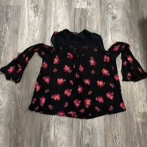 Exposed shoulder shirt